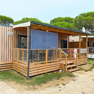 Kemp Estivo Premium Deluxe Mobile Homes On Malibu, Lido di Jesolo
